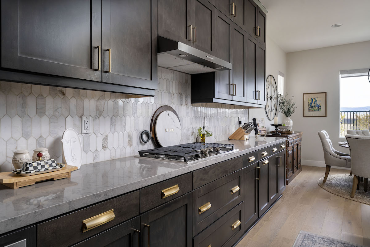 kitchen-design-gold-hardware-dark-wood-cabinets