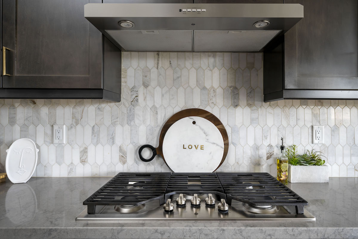 kitchen-tile-backsplash-cutting-boards-decor