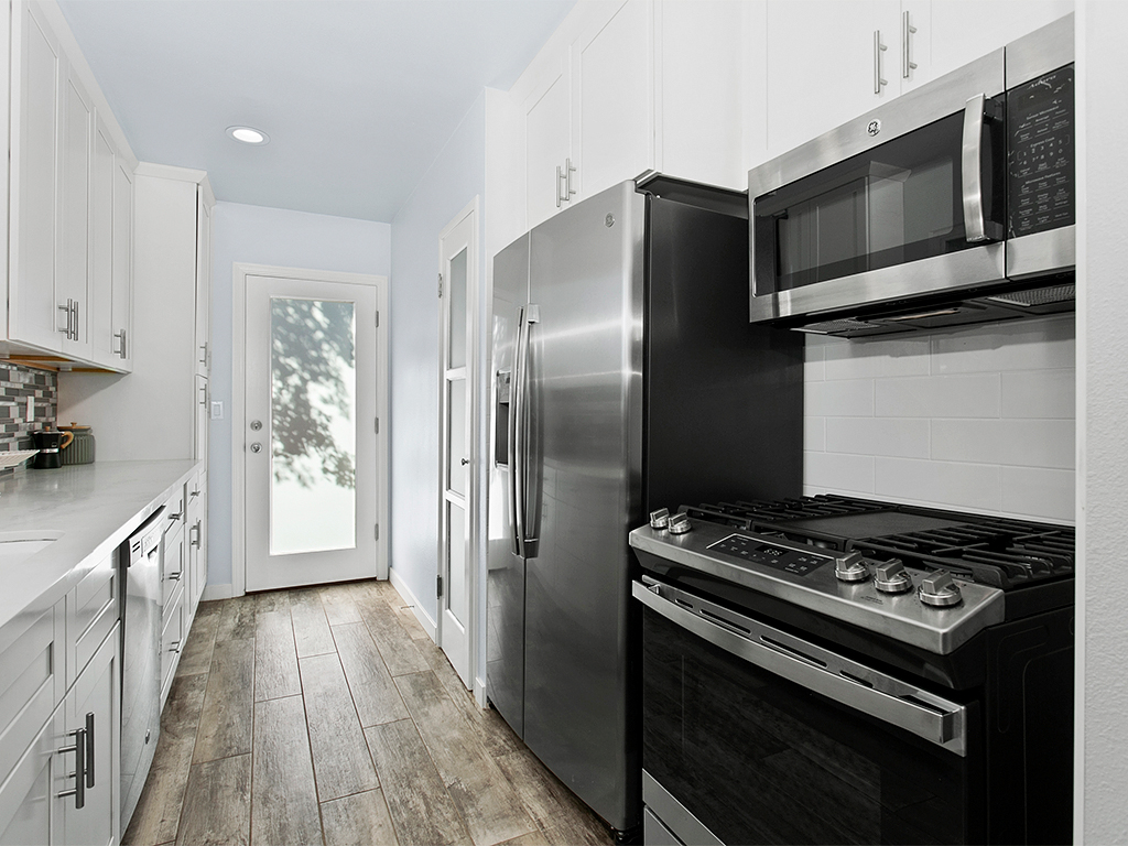 black-and-stainless-steel-kitchen-appliances