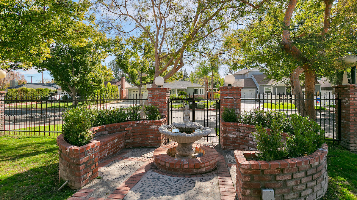 burbank-ca-home-front-elevation-exterior-design-brick-wall