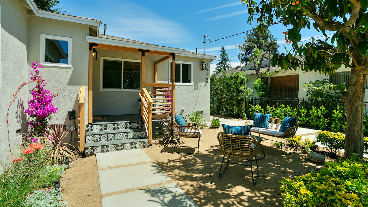 front-patio-sitting-area-outdoor-patio-furniture