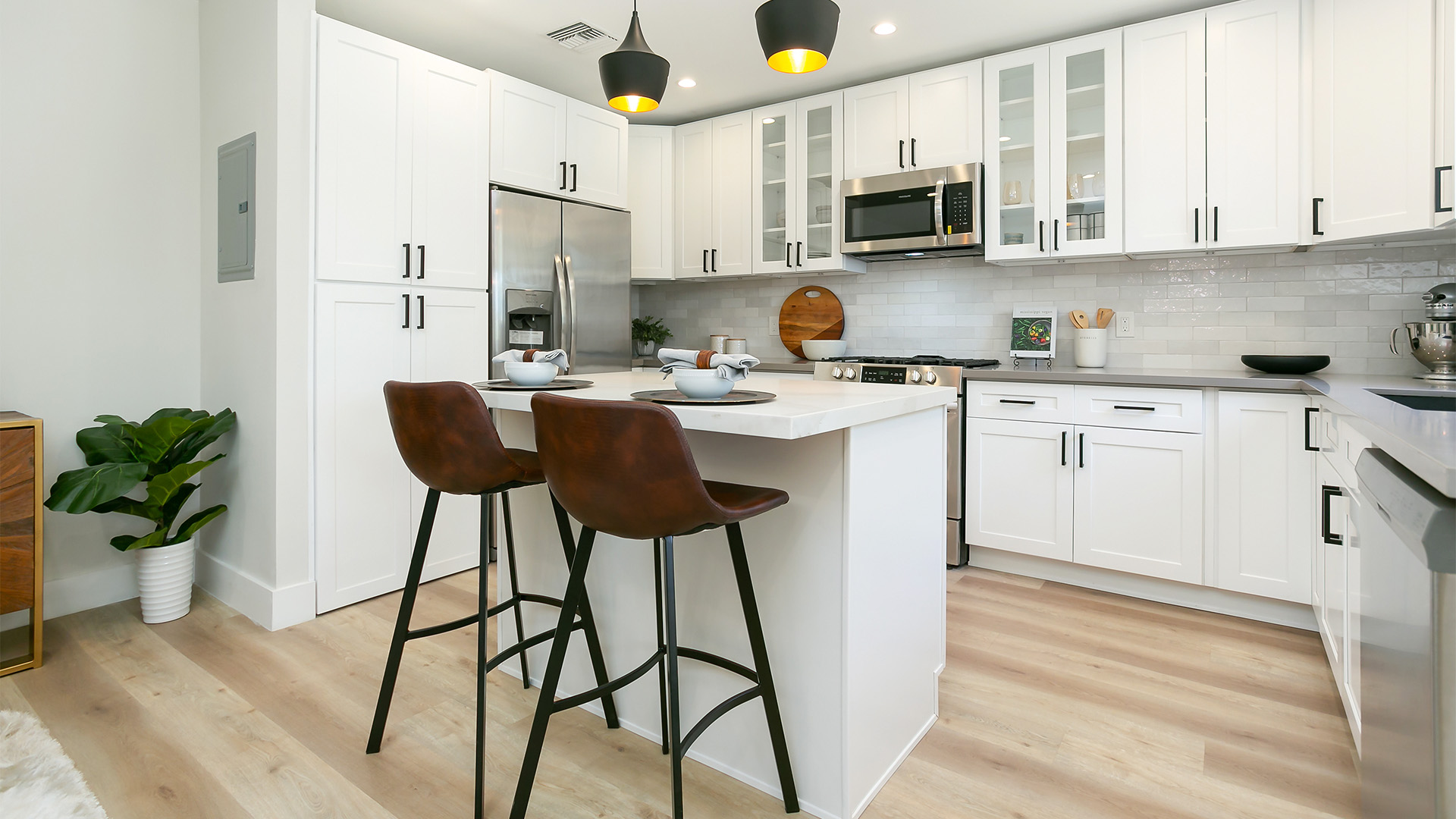 kitchen-designer-bungalow-bluejay-white-cabinets