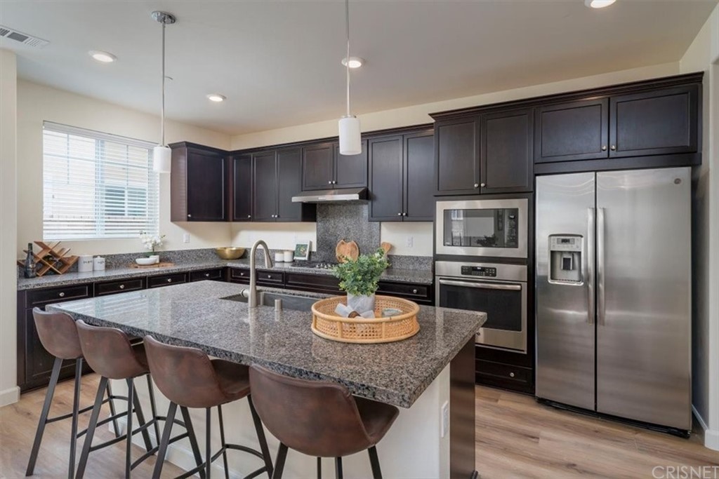 kitchen-island-brown-leather-barstool-seating